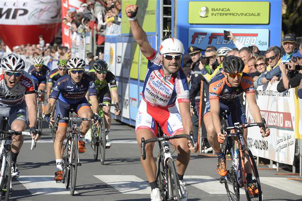 Francesco Chicchi wins stage 3